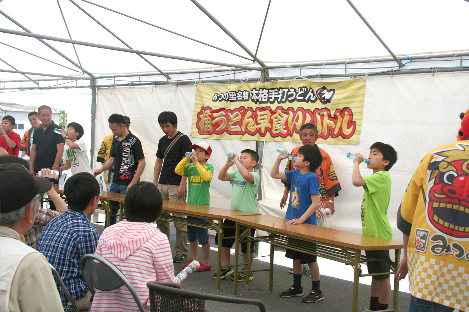 ラムネ早飲みバトルの様子